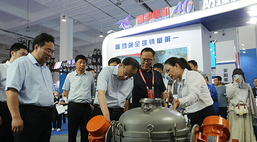 中原農(nóng)谷第二屆振動機(jī)械產(chǎn)業(yè)博覽會盛大開幕，新鄉(xiāng)市長魏建平親臨高服展區(qū)指導(dǎo)工作